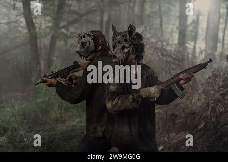 DATE DE SORTIE : 6 octobre 2023. TITRE : Sematary PET : Bloodlines. STUDIO : Paramount Pictures. RÉALISATEUR : Lindsey Anderson Beer. INTRIGUE : en 1969, un jeune Jud Crandall et ses amis d'enfance se regroupent pour affronter un mal ancien qui s'est emparé de leur ville natale de Ludlow. MISE EN VEDETTE : hommes en masque. (Image de crédit : © Paramount Pictures/Entertainment Pictures/ZUMAPRESS.com) USAGE ÉDITORIAL SEULEMENT! Non destiné à UN USAGE commercial ! Banque D'Images