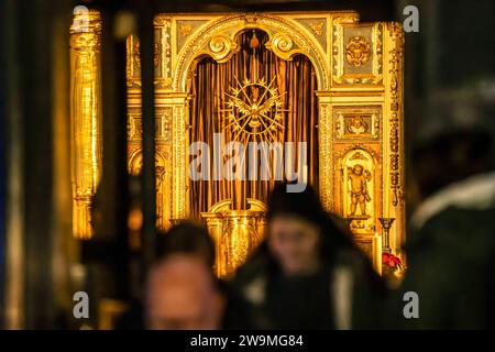 Kirche St. Michael, Kirchenbesucher und Touristen am Eingang, München, décembre 2023 Deutschland, München, décembre 2023, Kirche St. Michael in der Innenstadt, Blick durch die offene Kirchentür auf den Altar, Touristen und Münchner am Eingang der Kirche, Kirchenraum, Renaissancekirche 1583-1597 erbaut, Jesuitenkirche, Architektur, katholische Kirche, religion, bayern, bayerisch, *** Église Saint-Michel, visiteurs de l'église et touristes à l'entrée, Munich, décembre 2023 Allemagne, Munich, décembre 2023, Église Saint-Michel dans le centre-ville, vue à travers la porte ouverte de l'église à l'autel, tou Banque D'Images