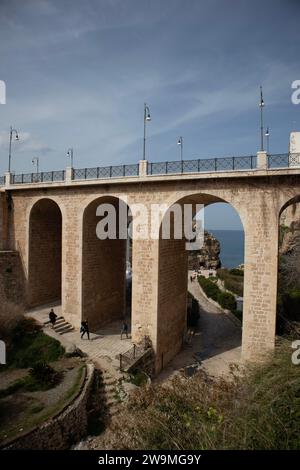 Aqueduc dans la vieille ville de Polignano a Mare ville Banque D'Images