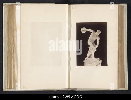Sculpture du lanceur de disque dans les Musées du Vatican à Vatican, Anonyme, c. 1850 - en 1860 ou avant photographie Musées du Vatican support photographique estampe d'albumen. lancer des disques Banque D'Images