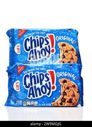 IRVINE, CALIFORNIE - 28 décembre 2023 : deux sacs de biscuits aux pépites de chocolat Nabisco Chips Ahoy. Banque D'Images