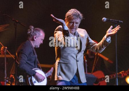 Anvers, Belgique. 28 décembre 2023. Le chanteur et présentateur de télévision Bart Peeters se produit au concert 'Will Tura nodigt uit, het ultieme concert' en l'honneur du musicien belge Will Tura, jeudi 28 décembre 2023 à Anvers. Différents artistes interprètent des chansons de 83 ans Arthur Achiel Albert, chevalier Blanckaert, nom de scène Will Tura. BELGA PHOTO NICOLAS MAETERLINCK crédit : Belga News Agency/Alamy Live News Banque D'Images