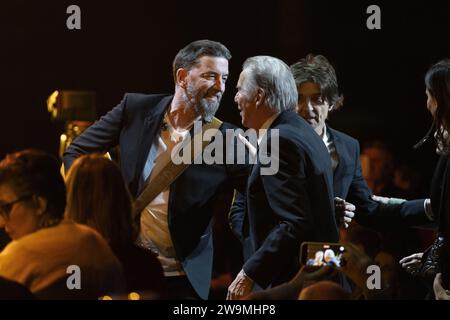 Anvers, Belgique. 28 décembre 2023. Le chanteur-guitariste Kris Wauters de Clouseau, le chanteur Will Tura et le chanteur Clouseau et présentateur de télévision Koen Wauters photographié lors du concert 'Will Tura nodigt uit, het ultieme concert' en l'honneur du musicien belge Will Tura, jeudi 28 décembre 2023 à Anvers. Différents artistes interprètent des chansons de 83 ans Arthur Achiel Albert, chevalier Blanckaert, nom de scène Will Tura. BELGA PHOTO NICOLAS MAETERLINCK crédit : Belga News Agency/Alamy Live News Banque D'Images