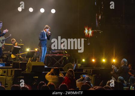 Anvers, Belgique. 28 décembre 2023. Le chanteur-guitariste Kris Wauters de Clouseau, le chanteur et présentateur de télévision de Clouseau Koen Wauters et le chanteur Will Tura (à droite) photographiés lors du concert 'Will Tura nodigt UIT, het ultieme concert' en l'honneur du musicien belge Will Tura, jeudi 28 décembre 2023 à Anvers. Différents artistes interprètent des chansons de 83 ans Arthur Achiel Albert, chevalier Blanckaert, nom de scène Will Tura. BELGA PHOTO NICOLAS MAETERLINCK crédit : Belga News Agency/Alamy Live News Banque D'Images