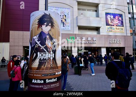 Tokyo, Japon. 29 décembre 2023. Un panneau publicitaire annonçant un jeu chinois est affiché dans une rue de Tokyo, au Japon, le 29 décembre 2023. (Photo Costfoto/NurPhoto) crédit : NurPhoto SRL/Alamy Live News Banque D'Images