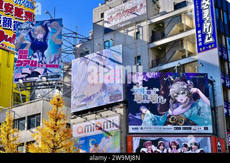 Tokyo, Japon. 29 décembre 2023. Un panneau publicitaire annonçant un jeu chinois est affiché dans une rue de Tokyo, au Japon, le 29 décembre 2023. (Photo Costfoto/NurPhoto) crédit : NurPhoto SRL/Alamy Live News Banque D'Images