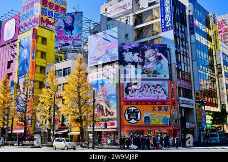 Tokyo, Japon. 29 décembre 2023. Un panneau publicitaire annonçant un jeu chinois est affiché dans une rue de Tokyo, au Japon, le 29 décembre 2023. (Photo Costfoto/NurPhoto) crédit : NurPhoto SRL/Alamy Live News Banque D'Images