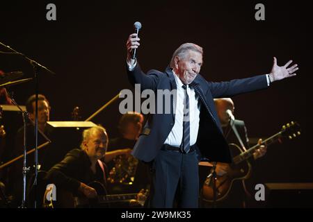 Anvers, Belgique. 28 décembre 2023. Le chanteur Will Tura photographié lors du concert 'Will Tura nodigt uit, het ultieme concert' en l'honneur du musicien belge Will Tura, à Anvers. Différents artistes interprètent des chansons de 83 ans Arthur Achiel Albert, chevalier Blanckaert, nom de scène Will Tura. BELGA PHOTO NICOLAS MAETERLINCK crédit : Belga News Agency/Alamy Live News Banque D'Images