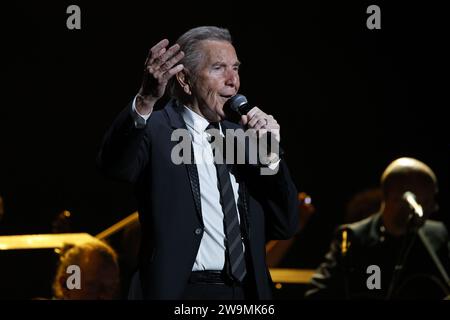 Anvers, Belgique. 28 décembre 2023. Le chanteur Will Tura photographié lors du concert 'Will Tura nodigt uit, het ultieme concert' en l'honneur du musicien belge Will Tura, à Anvers. Différents artistes interprètent des chansons de 83 ans Arthur Achiel Albert, chevalier Blanckaert, nom de scène Will Tura. BELGA PHOTO NICOLAS MAETERLINCK crédit : Belga News Agency/Alamy Live News Banque D'Images