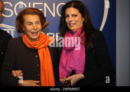 La photo du dossier datée du 3 mars 2011 montre Liliane Bettencourt et sa fille Françoise Bettencourt-Meyers à Paris. Françoise Bettencourt Meyers, héritière de l'Oréal et femme la plus riche du monde, est devenue la première femme à détenir une fortune de 100 milliards de dollars, a rapporté Bloomberg jeudi. L'indice Bloomberg des milliardaires, qui reflète les changements à partir de 5 h et de la journée de trading précédente, classe Bettencourt Meyers comme la 12e personne la plus riche, juste devant Mukesh Ambani et derrière Carlos Slim, qui est récemment devenu la première personne d'Amérique latine à franchir le seuil des 100 milliards de dollars. Photo par Banque D'Images