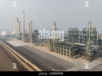 (231229) -- HUAIBEI, 29 décembre 2023 (Xinhua) -- cette photo aérienne prise le 28 décembre 2023 montre l'équipement de production d'éthanol avec une production annuelle de 600 000 tonnes à Tanxin Technology Co., LTD. Sous le Huaibei Mining Group à Huaibei, province de l'Anhui dans l'est de la Chine. Le plus grand équipement de production d'éthanol au monde, avec une production annuelle de 600 000 tonnes, a été testé jeudi dans la ville de Huaibei, dans la province d'Anhui, dans l'est de la Chine. L'équipement peut convertir le gaz de four à coke en éthanol, ce qui augmentera massivement la valeur ajoutée du charbon et fournira un moyen réalisable pour le développement à faible émission de carbone Banque D'Images