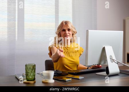 Femme d'affaires d'âge moyen dans le bureau dans différentes poses. Banque D'Images