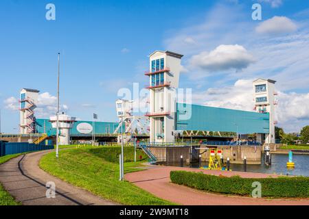 Le Stormvloedkering Hollandse IJssel, alias Algerakering, est une barrière anti-tempête située sur le Hollandse IJssel, à l'est de Rotterdam, aux pays-Bas. Banque D'Images