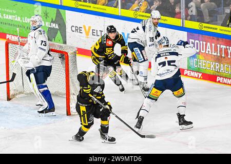 Eishockey - DEL 2 : Krefeld Pinguine vs Dresdner Eislöwen am 28.12.2023 in der Yayla-Arena in Krefeld Dresdens Garret Pruden (Nr.15), Dresdens Bruno Riedl (Nr.75), Krefelds Kevin Niedenz (Nr.14) und Krefelds Dennis Miller (Nr.52) auf der Suche nach dem Puck Fuck Napix Banque D'Images