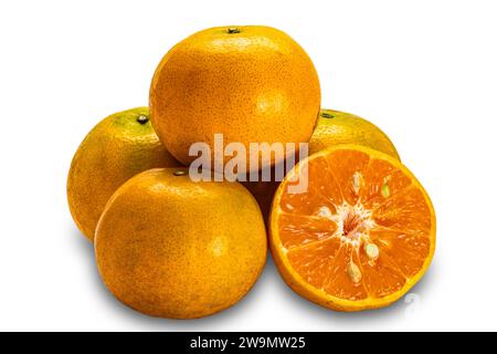 Vue latérale pile d'oranges douces mûres fraîches entières et demi isolées sur fond blanc avec chemin de découpage. Banque D'Images