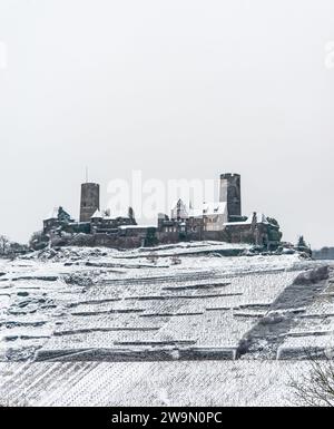 Winter Wonderland à Burg Thurant Château à la Moselle vignobles nichés dans les collines au-dessus de la rivière Moselle Allemagne ville Alken Banque D'Images