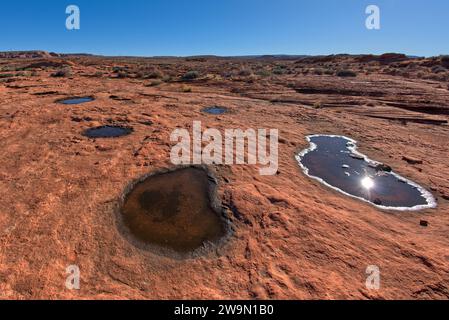 Des bassins d'eau réfléchissants dans les badlands de Horseshoe Bend près de page, Arizona, États-Unis Banque D'Images