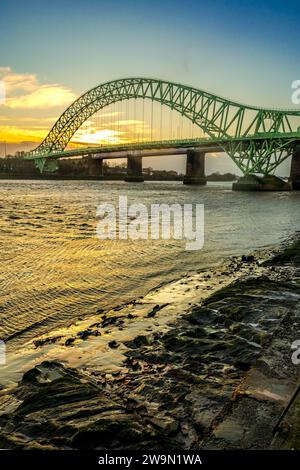 Coucher de soleil sur le pont Queensway Jubilee sur la rivière Mersey entre Widnes et Runcorn à Halton. Banque D'Images