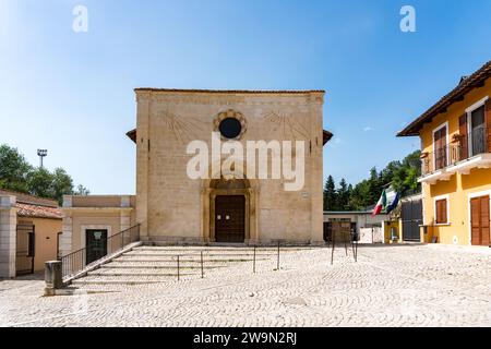 L'Aquila, Italie-11 août 2021 : vue de l'église de San Vito alla Rivera pendant une journée ensoleillée Banque D'Images