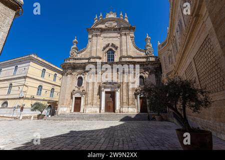 MONOPOLI, ITALIE, 11 JUILLET 2022 - la cathédrale de Monopoli connue comme la Basilique Sainte de la Madia à Monopoli, province de Bari, Pouilles, Italie Banque D'Images