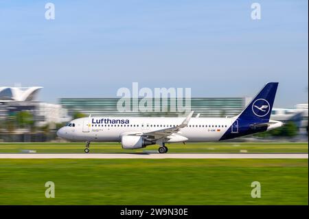 Munich, Allemagne - septembre 02. 2023 : Lufthansa Airbus A320-214 immatriculé D-AIWI part sur la piste sud 26L du M Banque D'Images