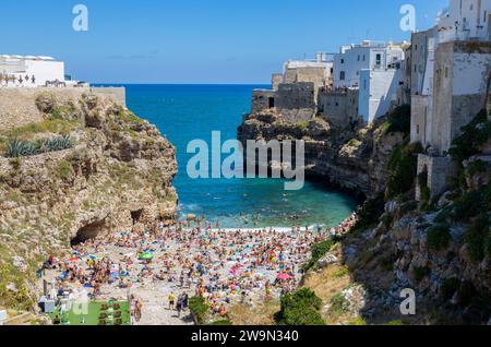 POLIGNANO A MARE, ITALIE, 11 JUILLET 2022 - vue sur la plage de Polignano a Mare, province de Bari, Pouilles, Italie Banque D'Images