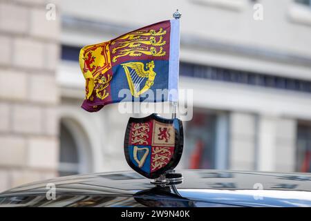 Royal Standard Flag - voler sur la voiture du roi lors d'un voyage officiel Banque D'Images