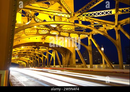 Les voitures passent sous le célèbre Tower Bridge la nuit dans le centre-ville de Sacramento, Californie. Banque D'Images