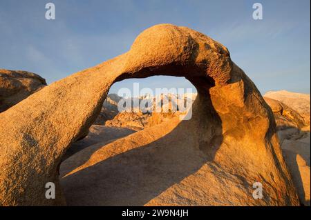 L'arche Mobius encadre le mont Whitney et l'est de la Sierra Nevada au lever du soleil dans les collines de l'Alabama, CA. Banque D'Images