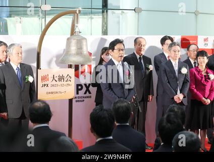 Tokyo, Japon. 29 décembre 2023. Hideki Kuriyama, ancien joueur de baseball professionnel et Manager, prononce un discours lors d'une cérémonie après la dernière transaction de l'année à la Bourse de Tokyo le vendredi 29 décembre 2023. Le cours des actions japonaises a clôturé à 33 464,17 yens, soit une hausse de 28 % par rapport à l'année précédente. (Photo de Yoshio Tsunoda/AFLO) Banque D'Images