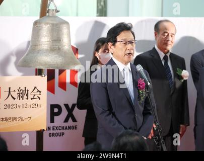 Tokyo, Japon. 29 décembre 2023. Hideki Kuriyama, ancien joueur de baseball professionnel et Manager, prononce un discours lors d'une cérémonie après la dernière transaction de l'année à la Bourse de Tokyo le vendredi 29 décembre 2023. Le cours des actions japonaises a clôturé à 33 464,17 yens, soit une hausse de 28 % par rapport à l'année précédente. (Photo de Yoshio Tsunoda/AFLO) Banque D'Images