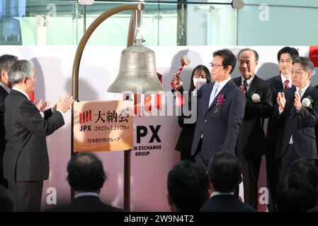 Tokyo, Japon. 29 décembre 2023. Hideki Kuriyama, ancien joueur de baseball professionnel et Manager, sonne la cloche lors d'une cérémonie après la dernière transaction de l'année à la Bourse de Tokyo, le vendredi 29 décembre 2023. Le cours des actions japonaises a clôturé à 33 464,17 yens, soit une hausse de 28 % par rapport à l'année précédente. (Photo de Yoshio Tsunoda/AFLO) Banque D'Images