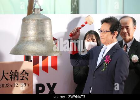 Tokyo, Japon. 29 décembre 2023. Hideki Kuriyama, ancien joueur de baseball professionnel et Manager, sonne la cloche lors d'une cérémonie après la dernière transaction de l'année à la Bourse de Tokyo, le vendredi 29 décembre 2023. Le cours des actions japonaises a clôturé à 33 464,17 yens, soit une hausse de 28 % par rapport à l'année précédente. (Photo de Yoshio Tsunoda/AFLO) Banque D'Images