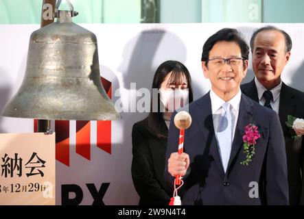 Tokyo, Japon. 29 décembre 2023. Hideki Kuriyama, ancien joueur de baseball professionnel et Manager, sonne la cloche lors d'une cérémonie après la dernière transaction de l'année à la Bourse de Tokyo, le vendredi 29 décembre 2023. Le cours des actions japonaises a clôturé à 33 464,17 yens, soit une hausse de 28 % par rapport à l'année précédente. (Photo de Yoshio Tsunoda/AFLO) Banque D'Images