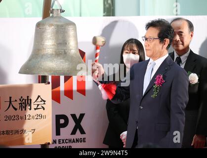 Tokyo, Japon. 29 décembre 2023. Hideki Kuriyama, ancien joueur de baseball professionnel et Manager, sonne la cloche lors d'une cérémonie après la dernière transaction de l'année à la Bourse de Tokyo, le vendredi 29 décembre 2023. Le cours des actions japonaises a clôturé à 33 464,17 yens, soit une hausse de 28 % par rapport à l'année précédente. (Photo de Yoshio Tsunoda/AFLO) Banque D'Images