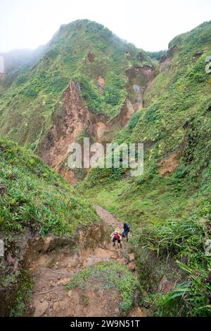Une femme et son guide parcourent le sentier jusqu’au lac Boiling dans le parc national du Morne trois Pitons sur l’île caribéenne de la Dominique. Banque D'Images