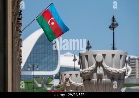 Drapeau national de l'Azerbaïdjan avec le centre de convention Heday Aliyev en arrière-plan. Banque D'Images