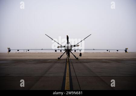 Un MQ-9 Reaper est assis sur la ligne de vol à la base aérienne de Holloman, Nouveau-Mexique, le 21 décembre 2023. Photo d'Antonio Salfran Banque D'Images