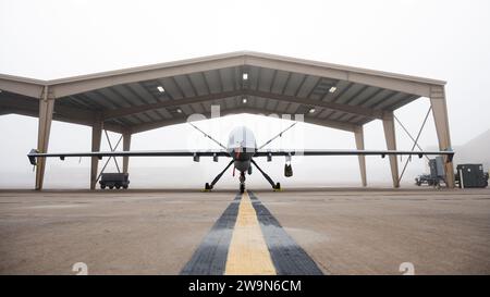 Un MQ-9 Reaper est assis sur la ligne de vol à la base aérienne de Holloman, Nouveau-Mexique, le 21 décembre 2023. Photo d'Antonio Salfran Banque D'Images