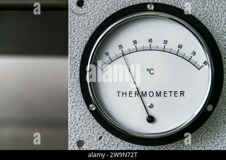 Thermomètre manomètre mesure de la température sur une paroi métallique industrielle. Banque D'Images