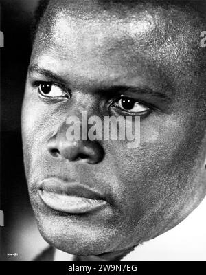 SIDNEY POITIER dans le rôle du détective Virgil Tibbs dans dans LA CHALEUR DE LA NUIT 1967 réalisateur NORMAN Jewison roman John ball scénario Stirling Silliphant musique Quincy Jones The Mirisch Company / United Artists Banque D'Images