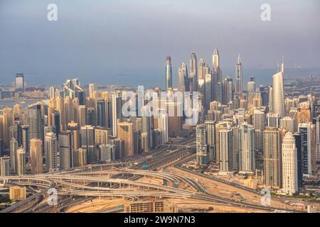 Vue aérienne de Dubaï Marina, Émirats arabes Unis, avec de nombreux gratte-ciel et la route Sheikh Zayed. Trafic, transport, pollution et ciel brumeux. Banque D'Images