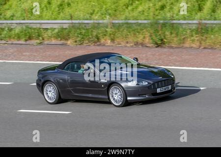 2010 Aston Martin DB9 V12 volante AutoV12 470 Touchtronic Auto Silver car Cabriolet essence 5935 cc circulant sur l'autoroute M6 dans le Grand Manchester, Royaume-Uni Banque D'Images