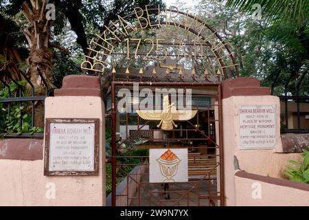 L'entrée du puits Bhikha Behram, un puits sacré Parsi (Parsee, zoroastrien) dans Veer Nariman Road, Churchgate, Mumbai, Inde, créé en 1725 Banque D'Images