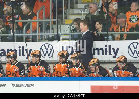 Wolfsburg, Deutschland. 29 décembre 2023. Wolfsburg, Deutschland 28. Décembre 2023 : 1.DEL - 2023/2024 - SP. 32 - Grizzlys Wolfsburg vs EHC Red Bull München im Bild : Die Auswechselspieler der Grizzlys Wolfsburg und Trainer Mike Stewart (Grizzlys Wolfsburg) verfolgen das Spielgeschehen. Crédit : dpa/Alamy Live News Banque D'Images