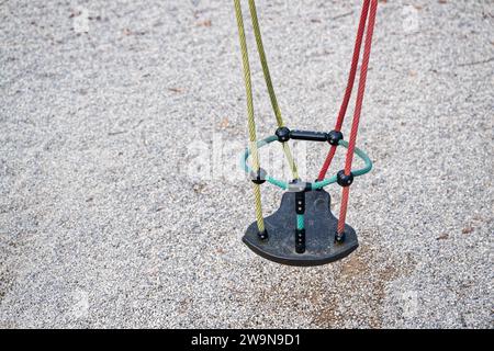 Keiner ist da. Die leere Schaukel auf dem Spielplatz. Feldwies Bayern Deutschland *** personne n'est là la balançoire vide sur le terrain de jeu Feldwies Bavaria Allemagne Copyright : xRolfxPossx Banque D'Images