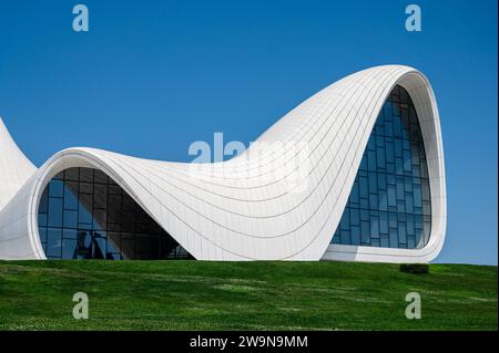 Centre de congrès Heydar Aliyev à Bakou, capitale de l'ancien pays soviétique de l'Azerbaïdjan. Conçu par l'architecte de renom, le regretté Zaha Hadid. Banque D'Images