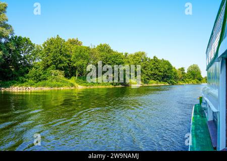 Vue sur la Ruhr près de Mühlheim an der Ruhr. Paysage au bord de la rivière dans la région de la Ruhr. Banque D'Images