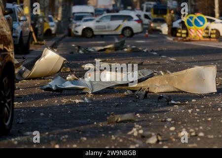 Kiev, Ukraine. 29 décembre 2023. Des débris se trouvent au milieu de la rue, en arrière-plan des voitures de police ont bloqué la rue à Kiev, Ukraine 29 décembre 2023 dans la nuit, l'Ukraine a été soumise à des bombardements massifs par les troupes russes. À Kiev, les débris de drones et de missiles abattus ont endommagé des maisons et des voitures. (Photo Aleksandr Gusev/SOPA Images/Sipa USA) crédit : SIPA USA/Alamy Live News Banque D'Images