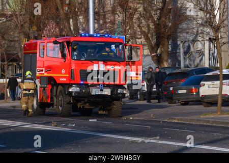 Kiev, Ukraine. 29 décembre 2023. Les sauveteurs inspectent le site d'un missile ennemi frappé, au milieu d'une épave et d'une voiture endommagée à Kiev, Ukraine le 29 décembre 2023 dans la nuit, l'Ukraine a été soumise à des bombardements massifs par les troupes russes. À Kiev, les débris de drones et de missiles abattus ont endommagé des maisons et des voitures. (Photo Aleksandr Gusev/SOPA Images/Sipa USA) crédit : SIPA USA/Alamy Live News Banque D'Images